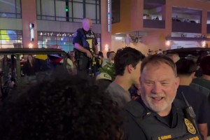 印第安納也瘋狂！步行者殺入總決賽后 球迷在球館外瘋狂慶祝