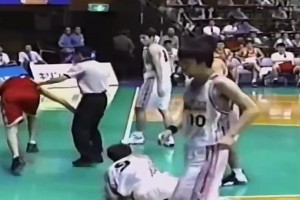 啊這...當(dāng)年王仕鵬踩到日本球員襠部被吹違體
